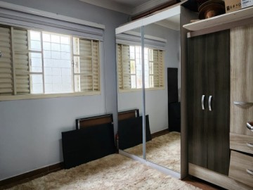QUARTO UM
